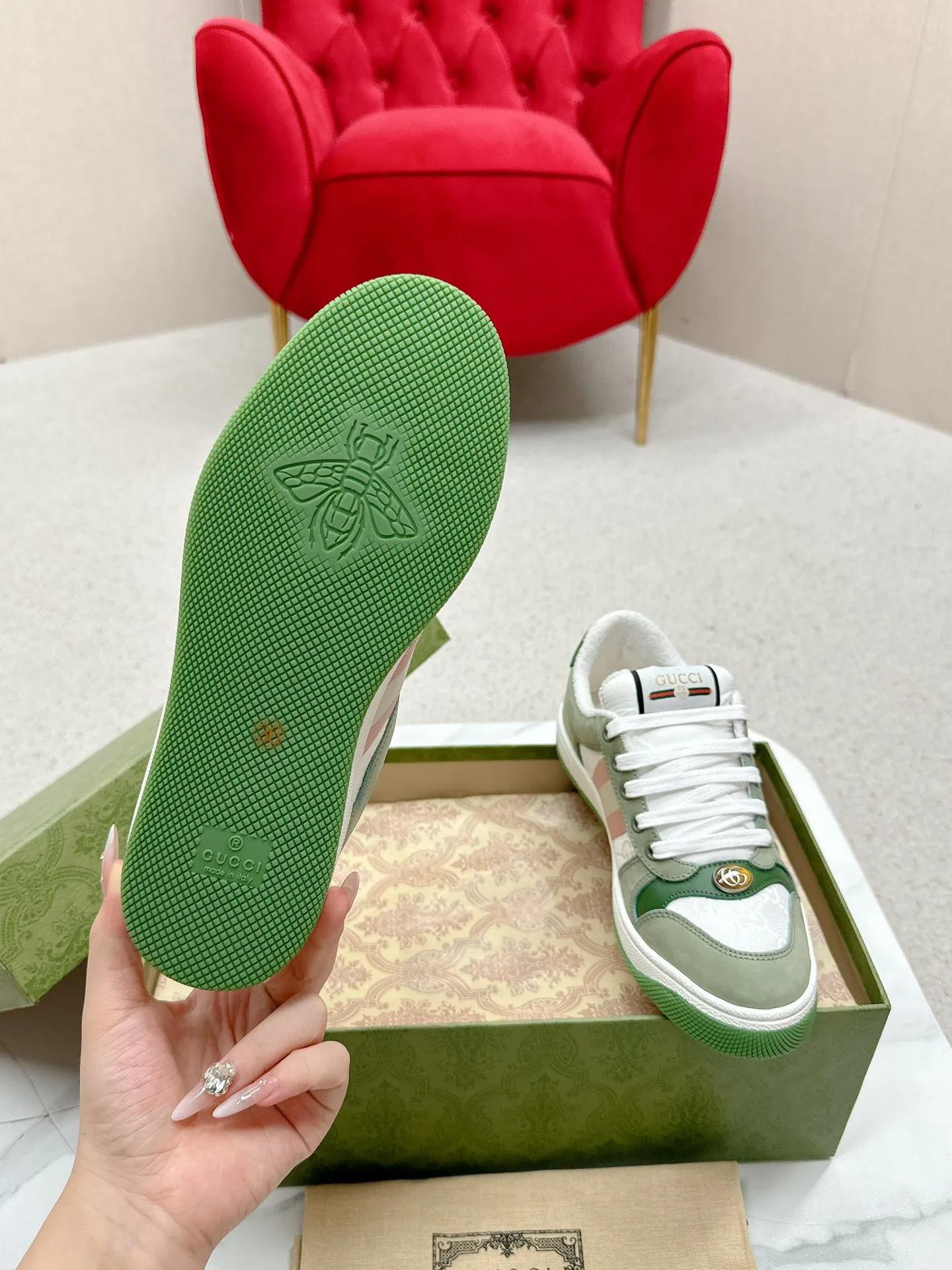 👟👟Ex-factory price 560👟👟 Men’s size +10 Gucci——purchased version GG series distressed dirty shoes-hot style is coming! 9 times out of 10 sales, you will definitely get the money. Ready stock! Spot goods! Spot goods! New colors added - the ultimate version on the market! Purchase the original version and develop it... fabric, material, outsole, and details can be compared at will! Open-mold Swarovski one-to-one replica rhinestone chain...Metal cherry pendant...Metal double G crystal cylindrical mark...Gucci original customized narrow webbing...Super flash series - flash diamond chain. The cherry decoration is detachable and can be changed into two to match with each other to show your personality. Exclusive color-brushed cowhide fabric. Hand-made distressed is very textured and has a sense of luxury! The details of the workmanship can be seen in the drawings, and no line is missed. The original terry cloth is delicate, soft and more comfortable and breathable. The privately stamped two-color original TPU outsole (lower layer is wider, upper layer is narrower). Matching packaging⭐️ Size: Female 35-40 Male 39-44 (Female 41 Male 45 customized)